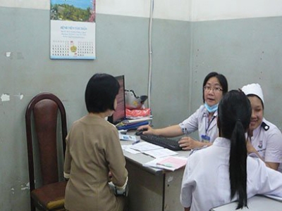 Bác[-]sĩ[-]Dung[-]đang[-]thăm[-]khám[-]cho[-]bà[-]H.,[-]chủ[-]cơ[-]sở[-]sản[-]xuất[-]bột[-]giặt